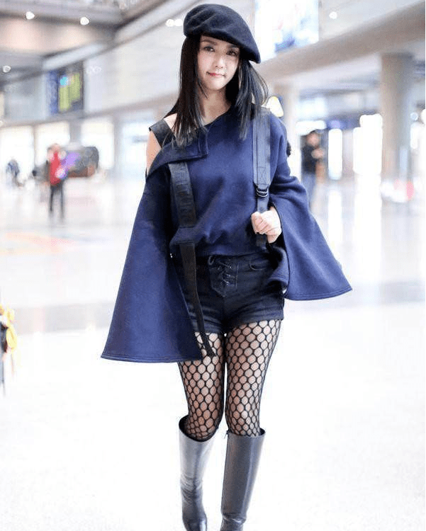 薛凯琪再现不老神话,黑色渔网丝袜搭配超短牛仔裤秒变青春靓女!