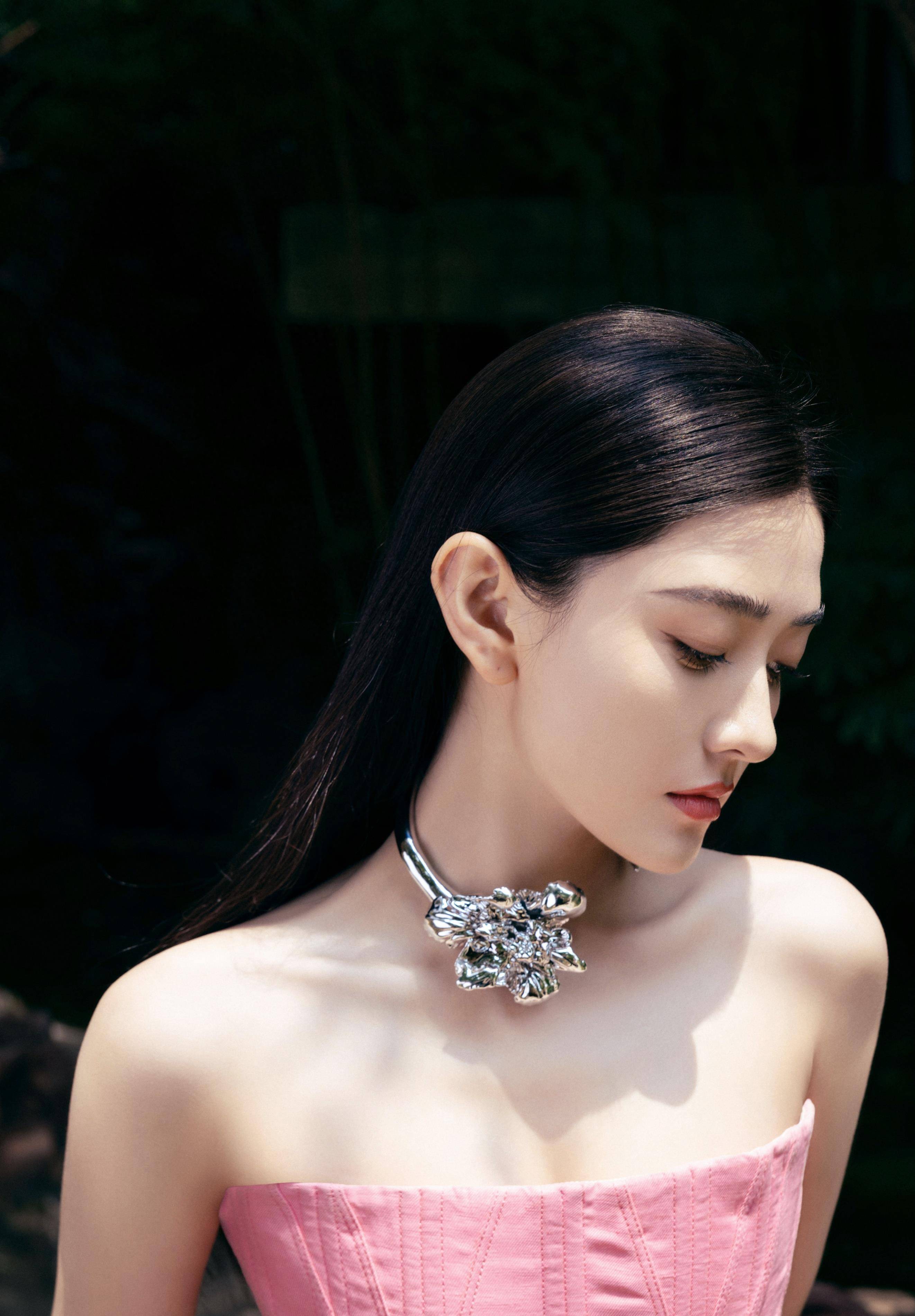 梁洁粉色芭比抹身材阔腿裤优雅满分_风格_时尚_魅力