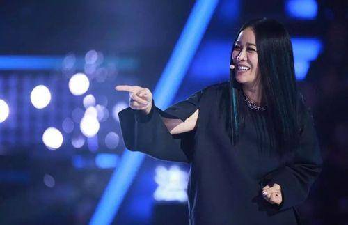 1988年,那英以《山沟沟》一炮走红之后,便把自己的事业托付给了那辛.