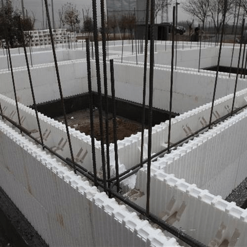 eps模块建房的施工就像插积木一样,放上钢筋,灌上混凝土砂浆.