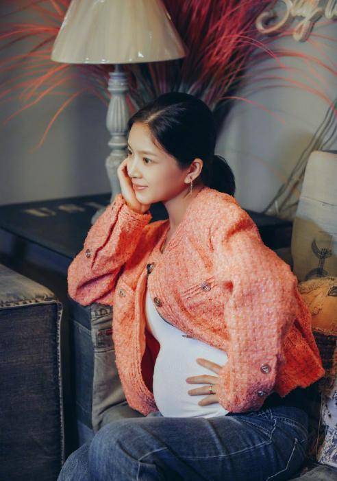 杜淳孕妻收粉丝卡片,被夸真人比电视好看后自拍秀颜值,心情爆好_王灿