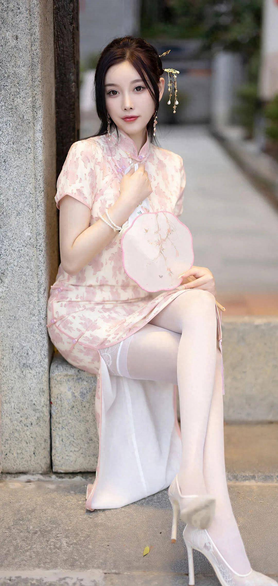 杨晨晨的着装:旗袍与白丝,古典与现代的完美碰撞