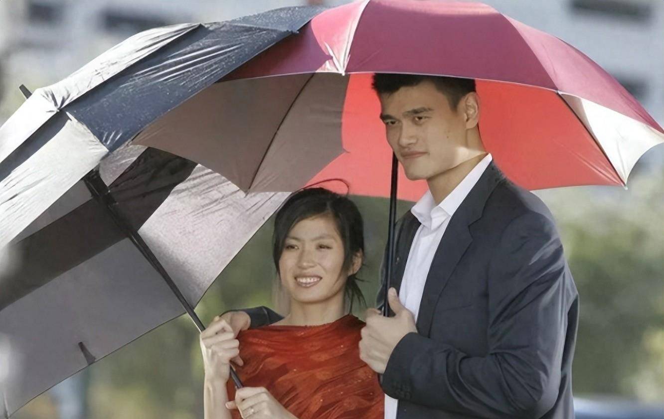 16岁的叶莉,是一个开朗大方,拥有1.8米高挑身材的女孩子.