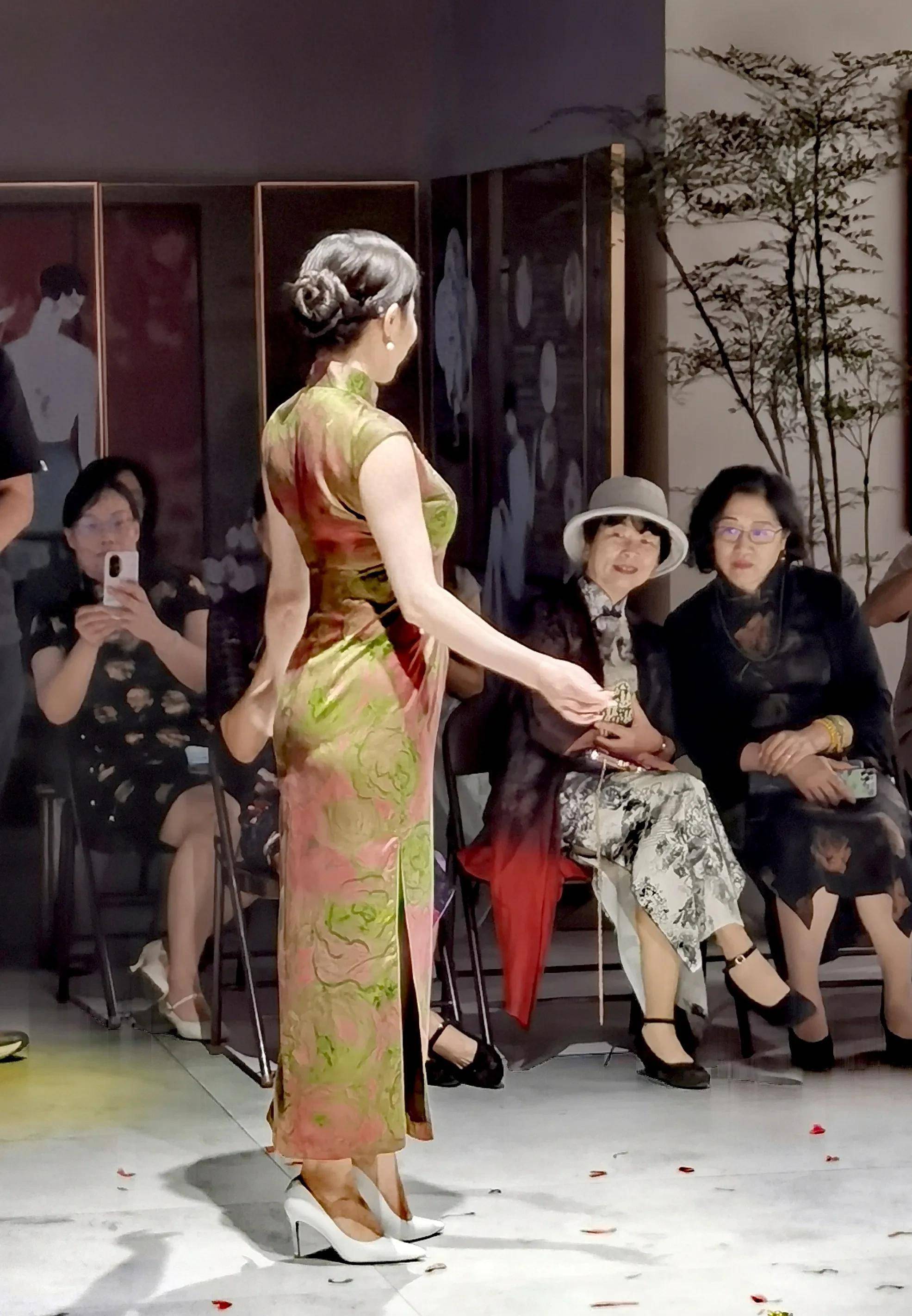 生活不只是诗和远方,还有岭南慧霞旗袍(原创)