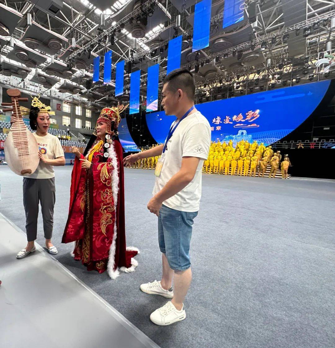 白秀玲扮演历史名人班婕妤(左一) 宋丽扮演历史名人萧太后(左三)