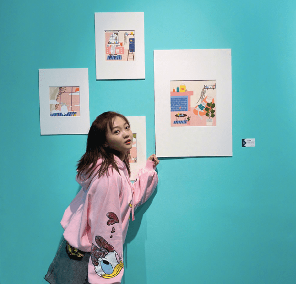 21岁林妙可晒漂亮视频,染发化妆形象大变,瘦出尖下巴身材仍显胖_穿着