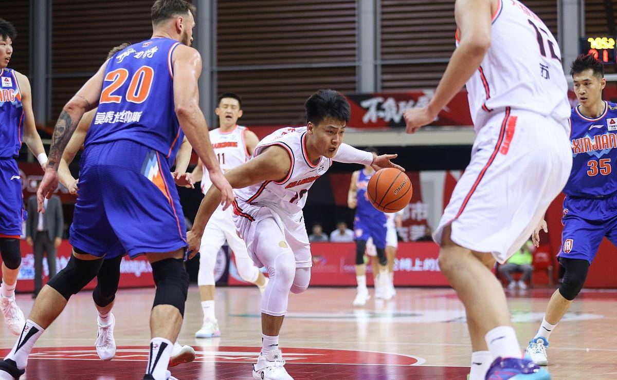 新疆队一直以来最大的短板莫过于后卫防线的不堪一击,随着曾令旭的