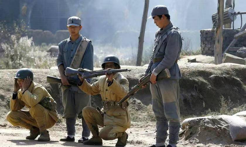 匪兵们看到黑洞洞的枪口,一个个吓得腿脚发软,乖乖举手投降了.