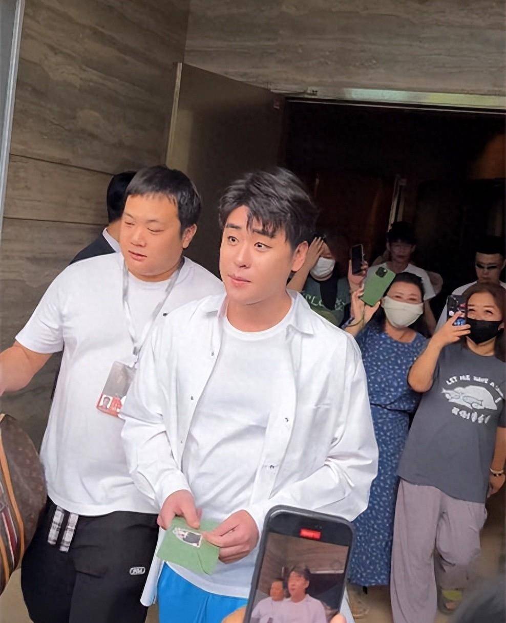 张云雷太原专场返场,与搭档杨九郎同切蛋糕,又被二人给嗑到了_表演