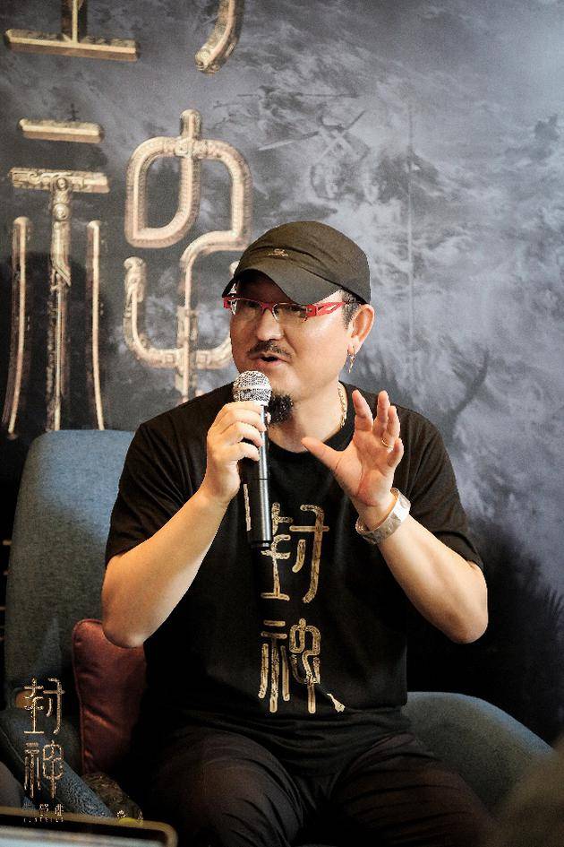 封神导演乌尔善的惊人秘密:自我香水与行为艺术的碰撞!