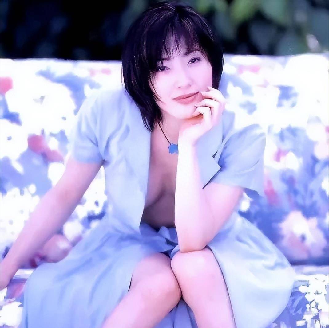 当亚洲第一美身材杨思敏她脱去衣服,穿上时尚,这无可阻挡的时尚_认可