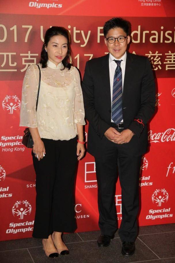 郭晶晶一家现身伦敦,背万元皮包引争议,网友感叹朴素人设保不住