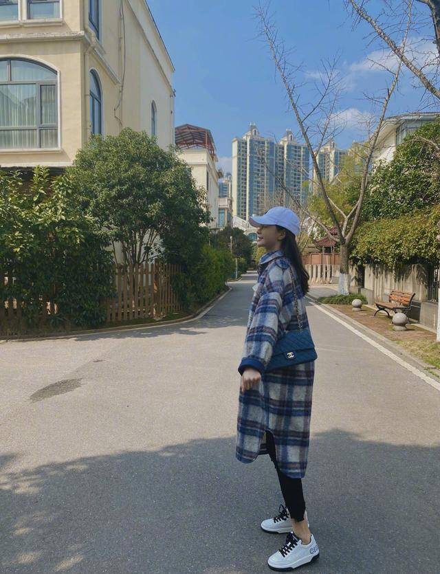 沈梦辰可以说是非常优秀了,15岁就参加了金鹰节,高考考上了湖南大学的