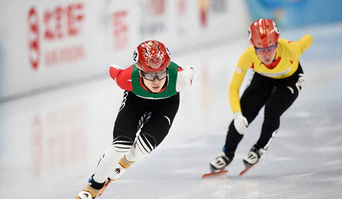 速度滑冰赛道是一个动态拥挤的环境,滑冰运动员需要瞬间做出决定_手势