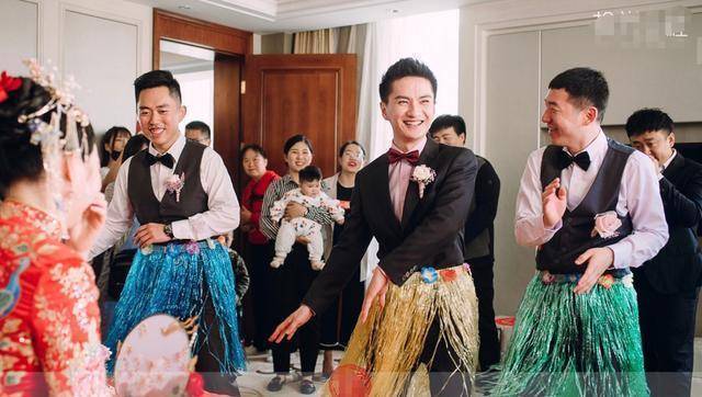 丁凯乐婚礼抓拍照,鼻头略大好有夫妻像,网友:没小时候精致了!