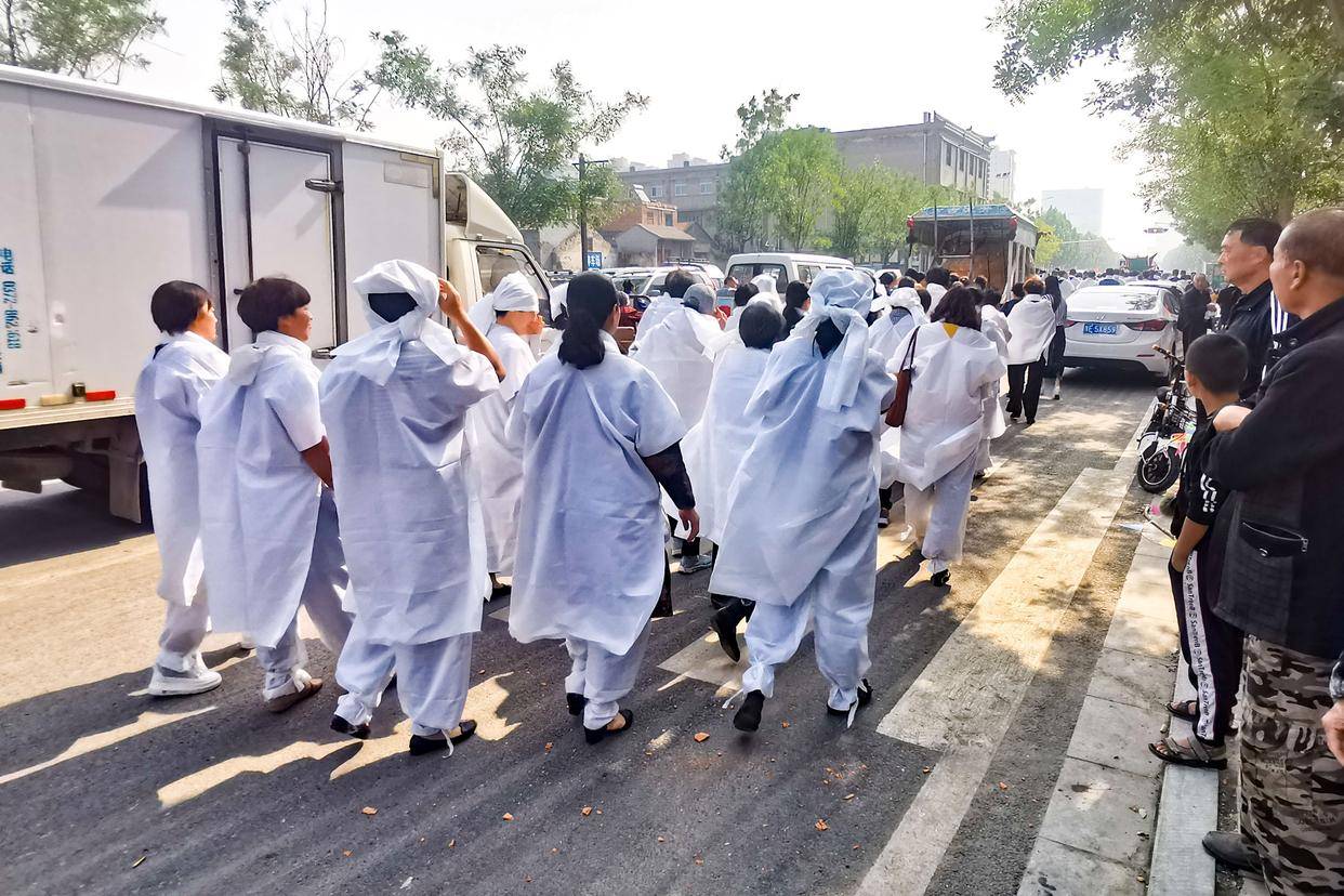 办丧事时,孝子迎客的正确跪法是什么?