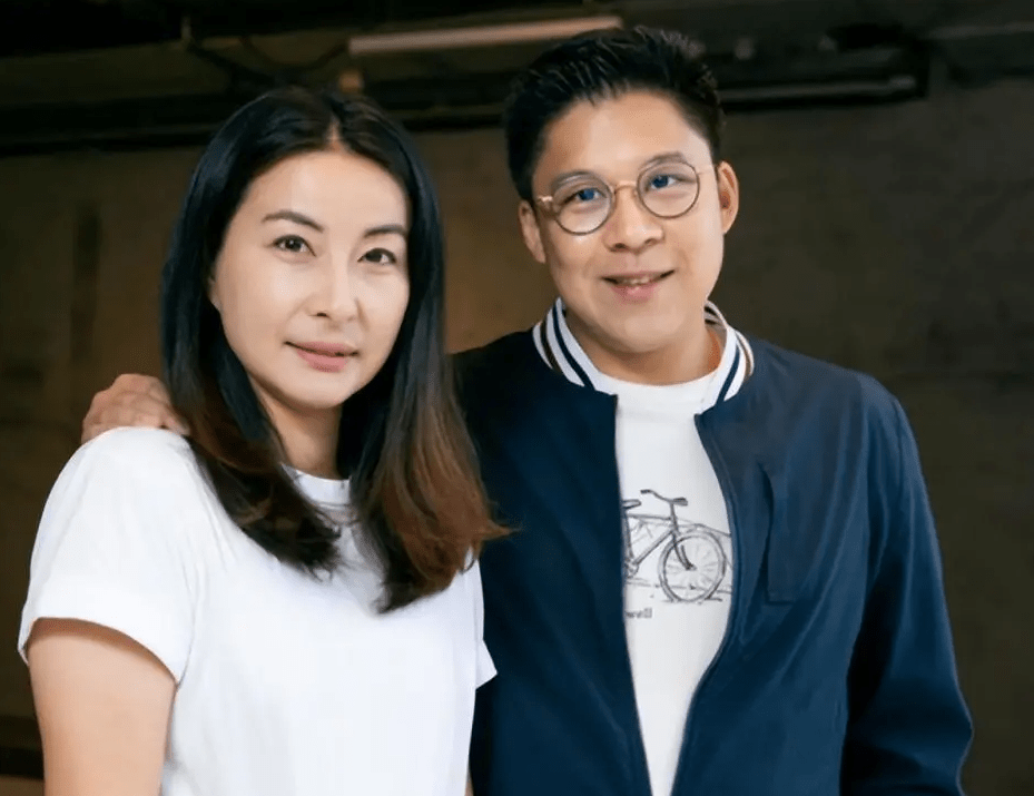 郭晶晶一家现身伦敦,背万元皮包引争议,网友感叹朴素人设保不住