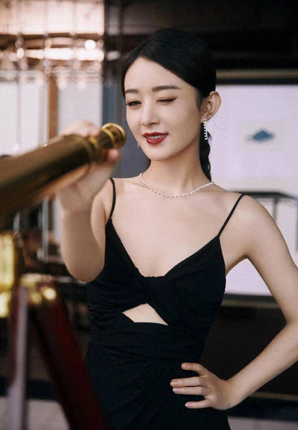 赵丽颖身穿黑色高开衩吊带裙,黑发雪肤,时尚又可爱_照片_望远镜_魅力