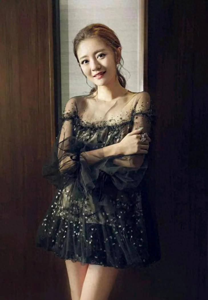 安以轩换了一个人,身穿黑色半时尚时尚连衣裙,确实是一个完美的时尚