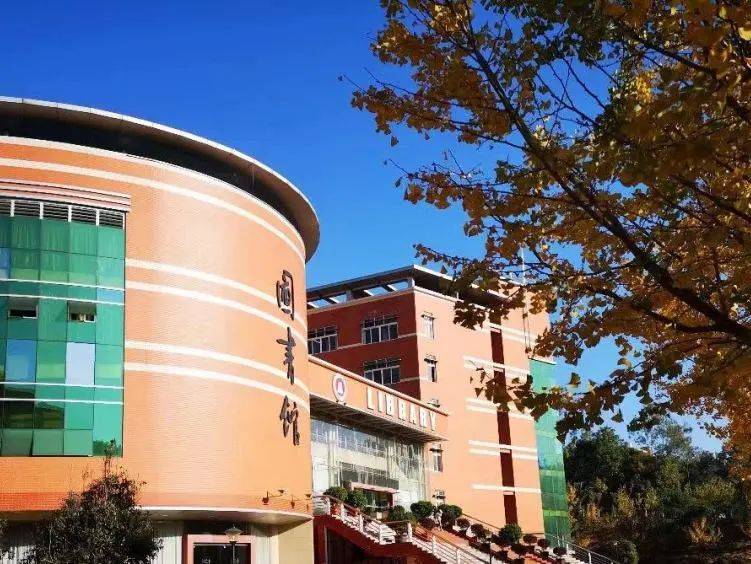 玉溪师范学院图书馆是云南省首个对外开放的高校图书馆,现有纸质藏书