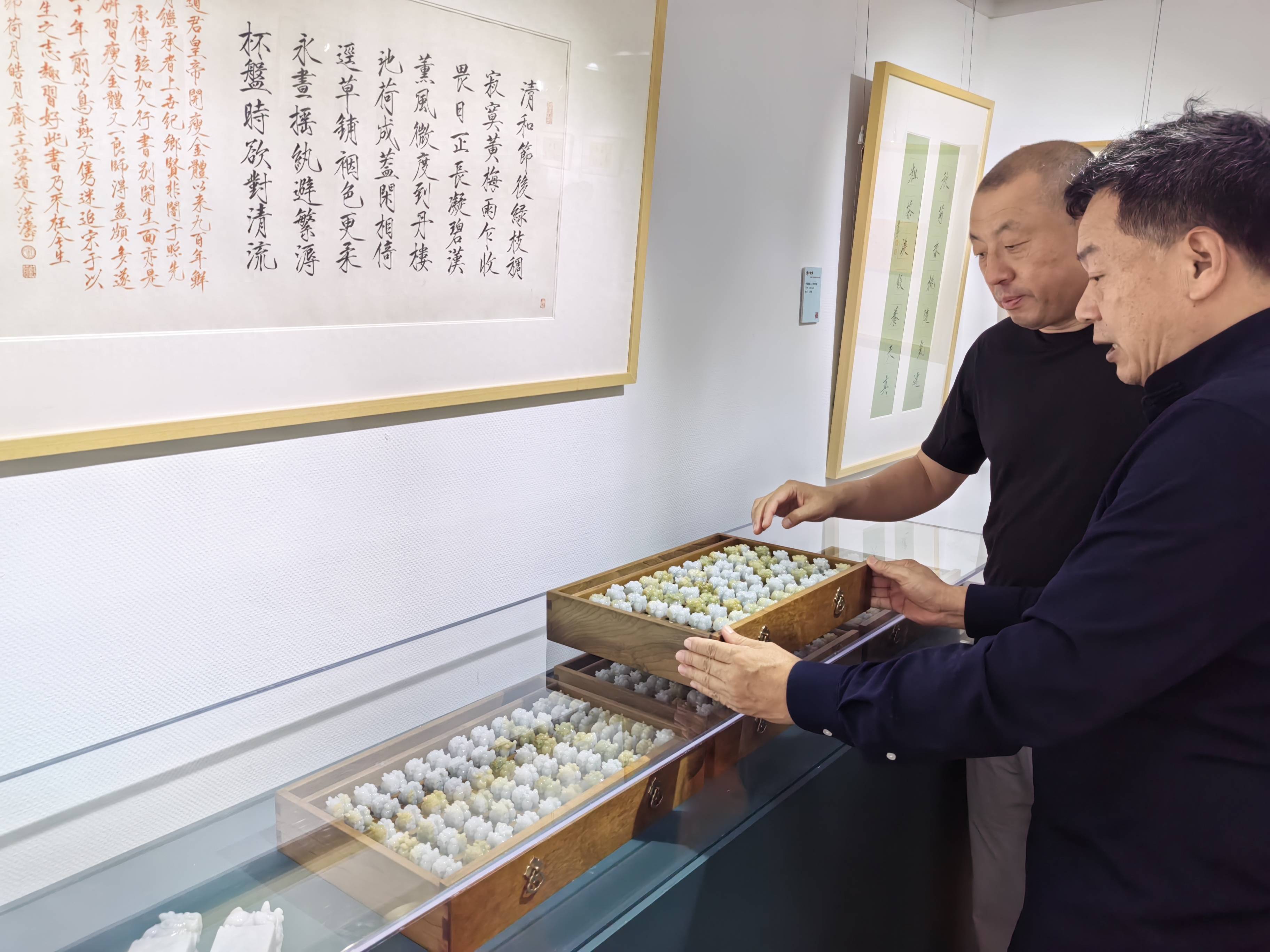 黄河,1986进修于中央美术学院,师从叶浅予,娄师白,沈鹏
