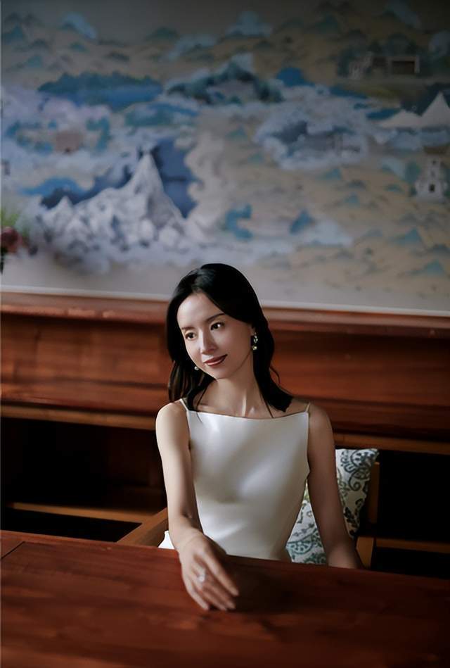 43岁董洁晒照身材干瘦!