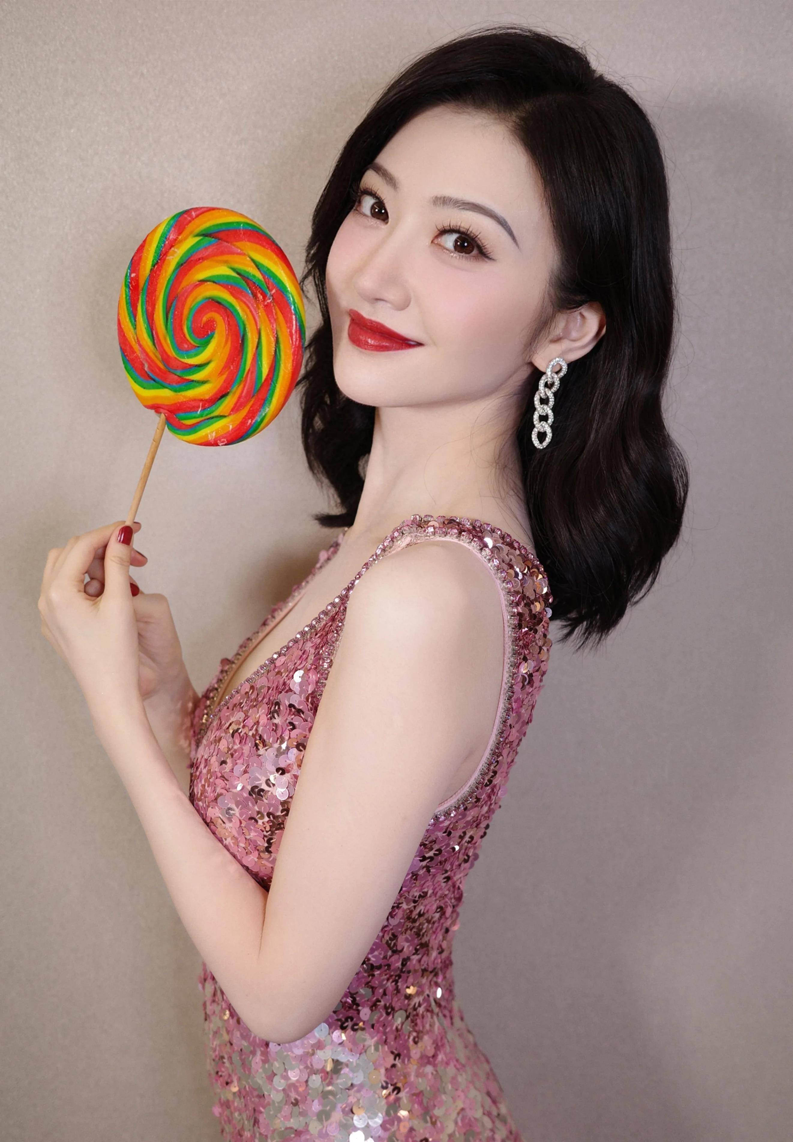 景甜美照美照v粉色亮片深裙,衣服如彩虹,皮肤如月亮