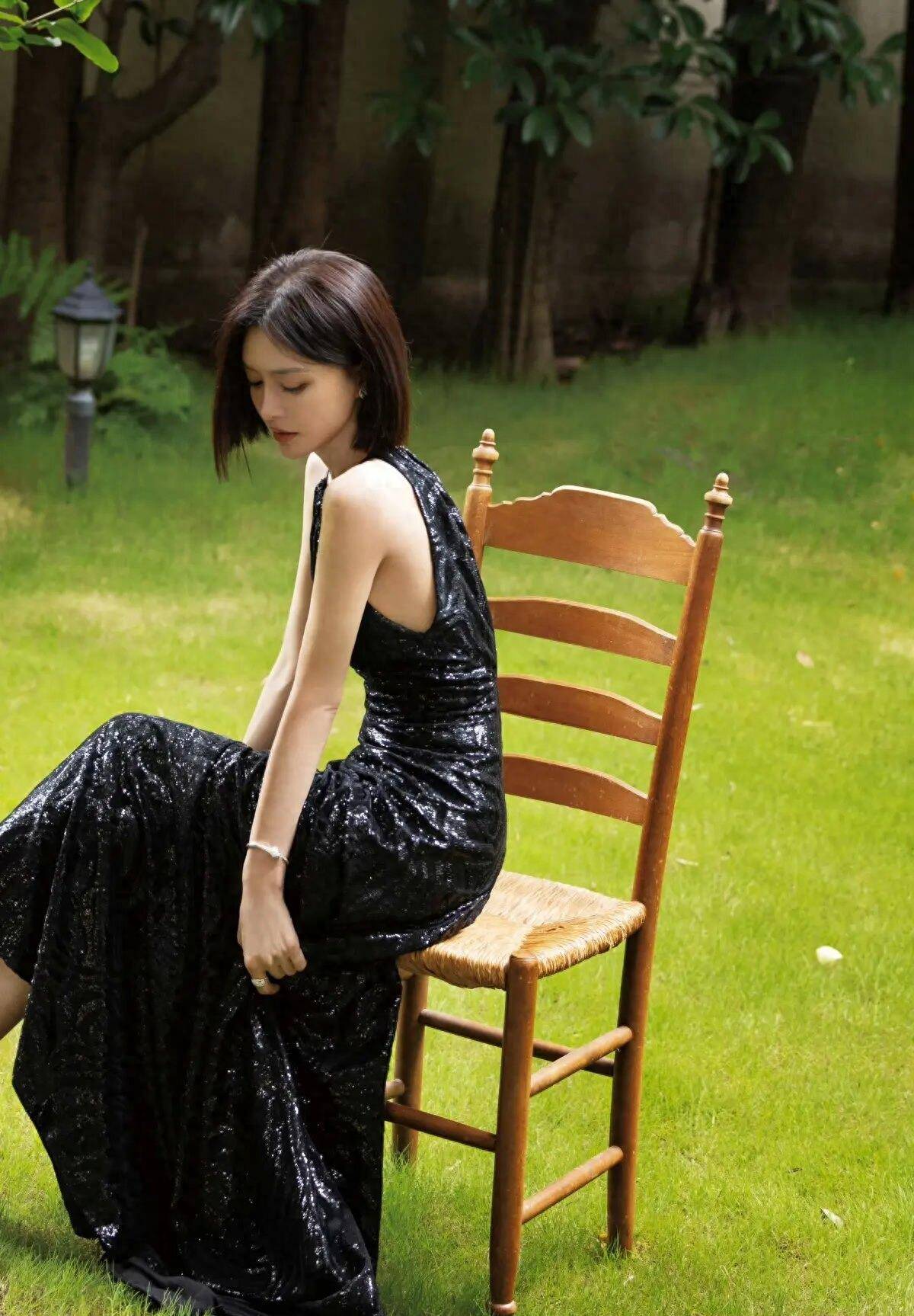 穿小黑裙露锁骨和直角肩,身材比年轻姑娘还好_黑色_连衣裙_女性