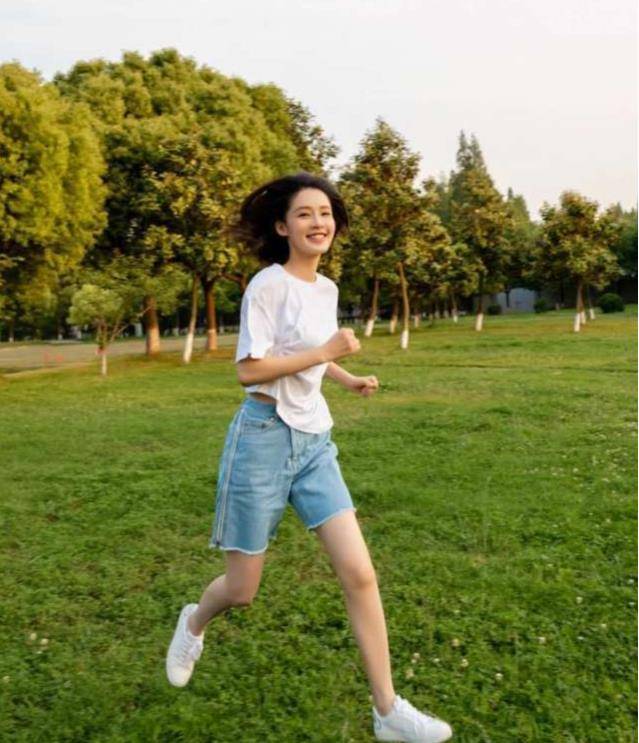 "小水杯"的牛仔短裤搭配白色短袖,李沁草地上彻底放飞自我!