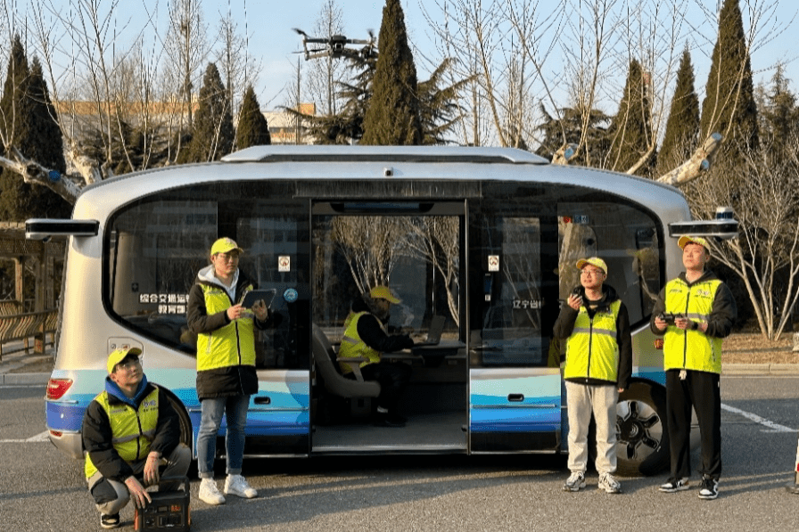 无人驾驶车接送学生 大连海事大学"迎新"