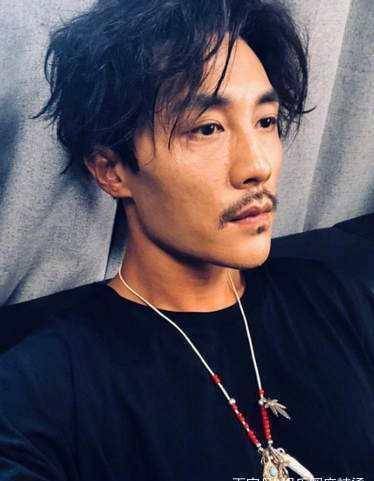 杜淳晒八块腹肌从文艺小生到"硬汉"帅气逼人都快认不出来了_健身_市场