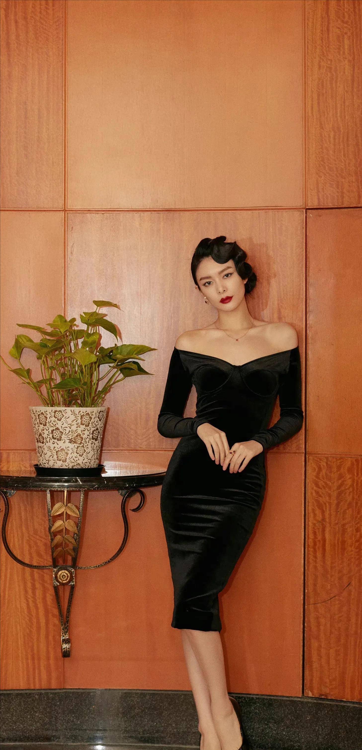 傅菁才"冷美人",身穿丝绒裙秀沙漏身材,红唇卷发,酷帅十足!