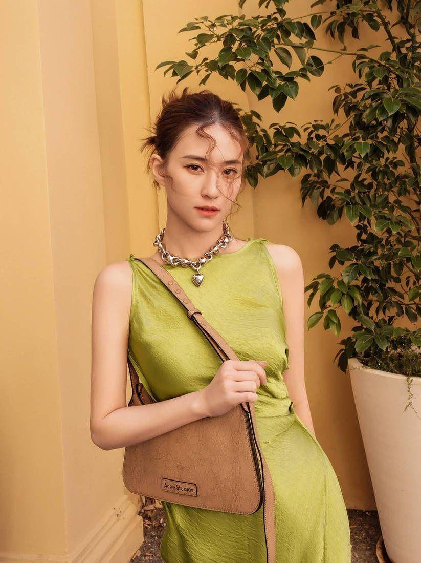 何超莲儒家吊带裙秀魅力十足,曼妙身材令人惊叹_生活_照片_人们