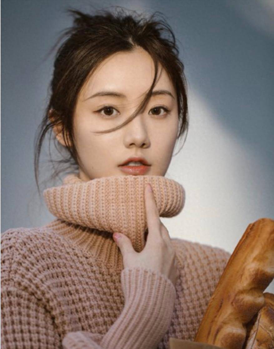 只是两人被拍到疑似在一起时,年仅20岁的张巧儿还在学习戏曲,还没有