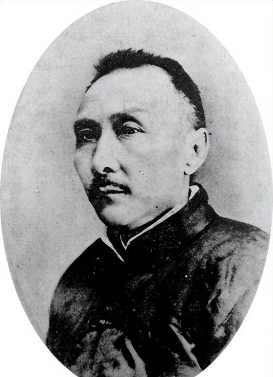 杜心武1905年在宋教仁的介绍下,杜心武加入同盟会,投身到反清行列.