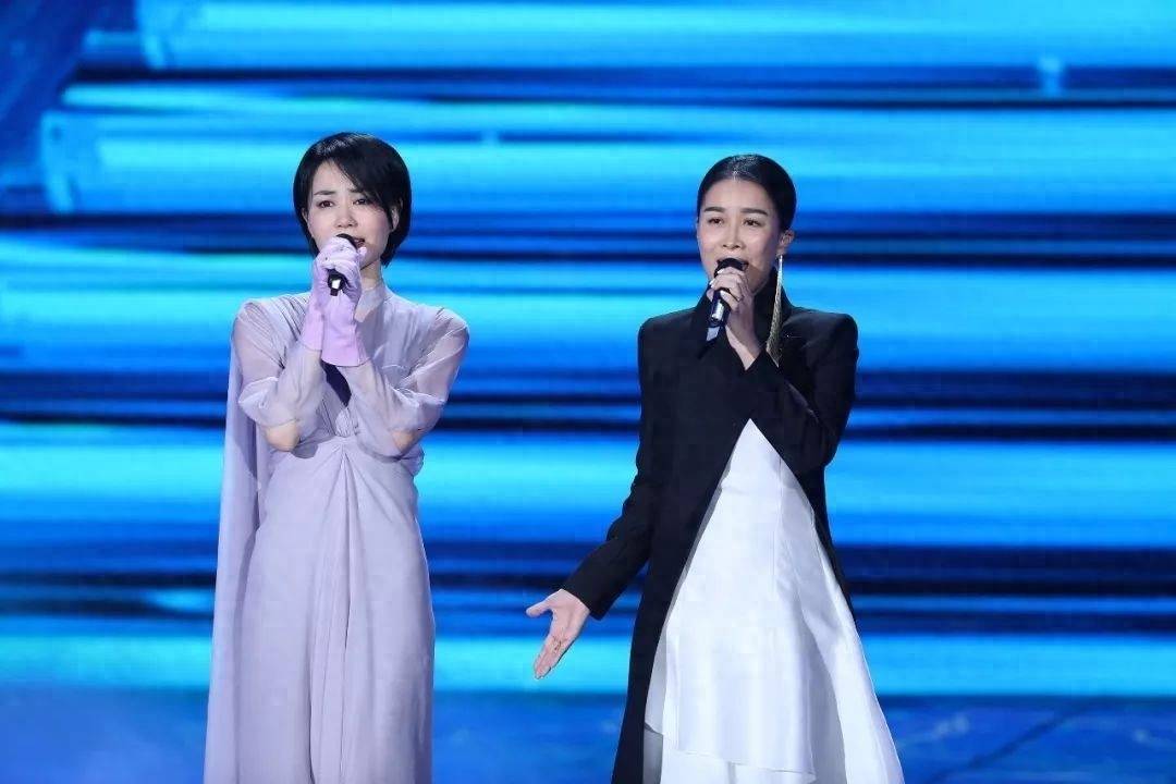 这时候王菲也是直接让出了自己喜欢的歌曲《梦醒了》帮助那英发了专辑