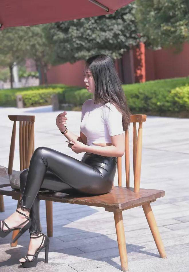 美女在夏天穿黑色紧身皮裤,必定有缘故,不会热到中暑吗?