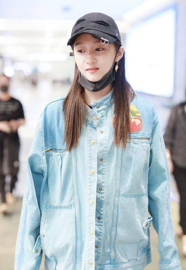 关晓彤亮相机场青春靓丽,人气火爆,新接品牌代言挤走林志玲_内衣_人选