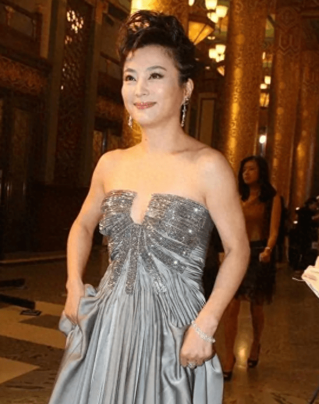 李玲玉六十岁敢穿抹胸裙加v字领,仍然追求美丽_生活_态度_时尚