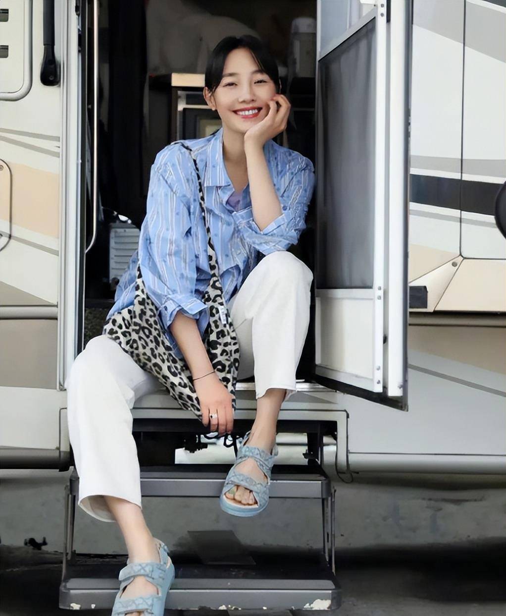 白百何穿紧身牛仔裤臀部线条尴尬_时尚_印花_蓝色