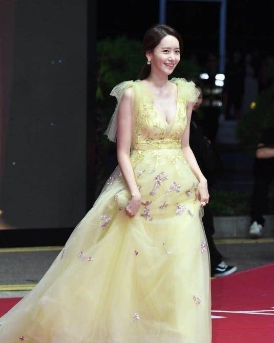 "少女时代"成员林允儿,一改平时的清纯打扮,以一身深v黄色低胸裙亮相