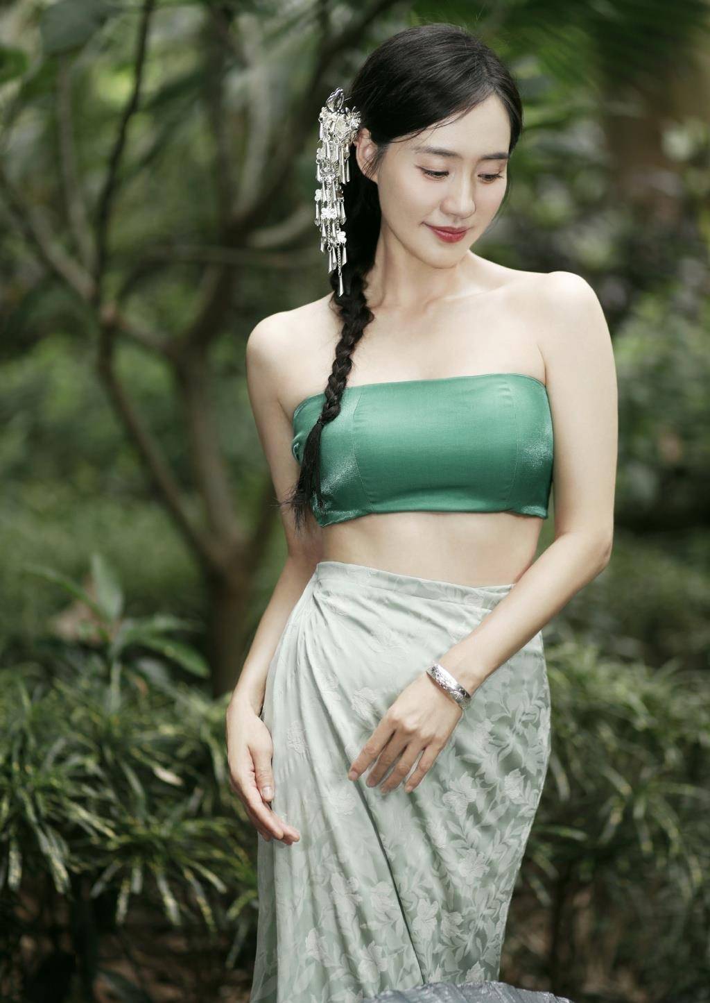 女演员王智身穿露肩民族服装,皮肤白皙,身材与腰部黄金比例