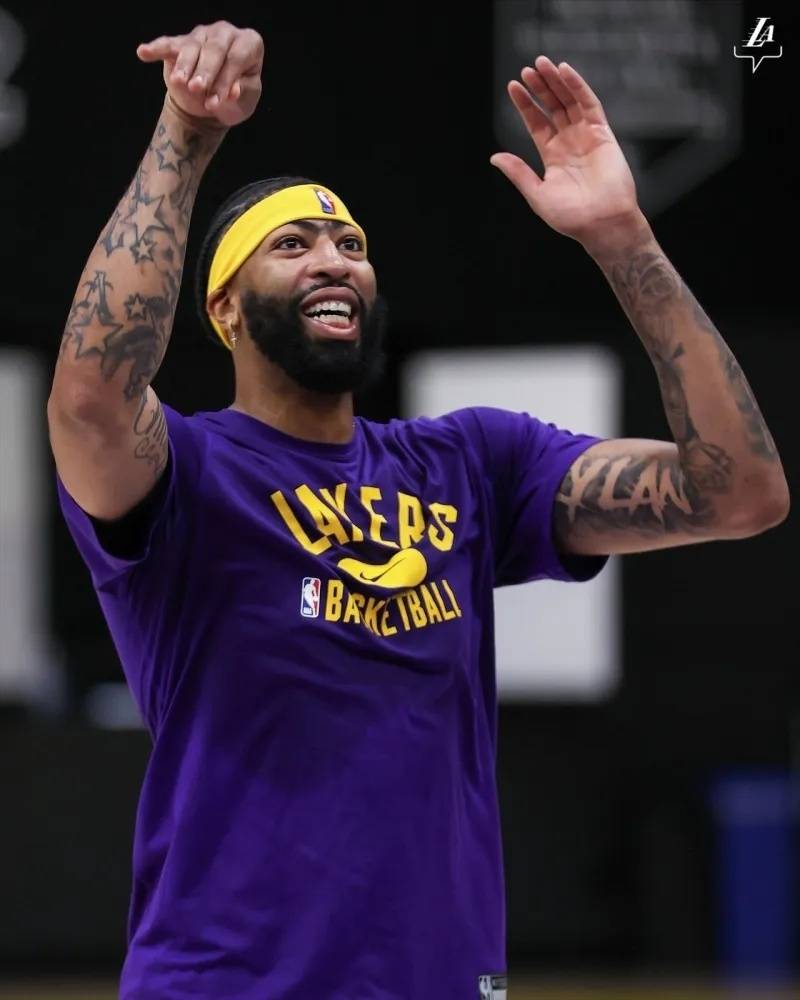 1,湖人晒浓眉训练照湖人官方推特发布一组浓眉的训练照,并写道:这里