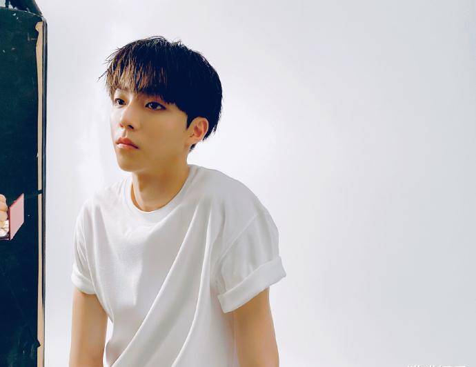 陈立农分享近照,穿白衬衫化身"白马王子",显得格外绅士迷人_形象_偶像