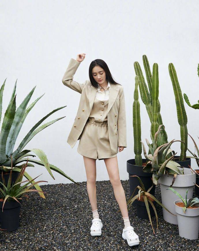 34岁杨幂长发披肩,身穿米色西装短裤套装,大秀美腿,我说两点_方面