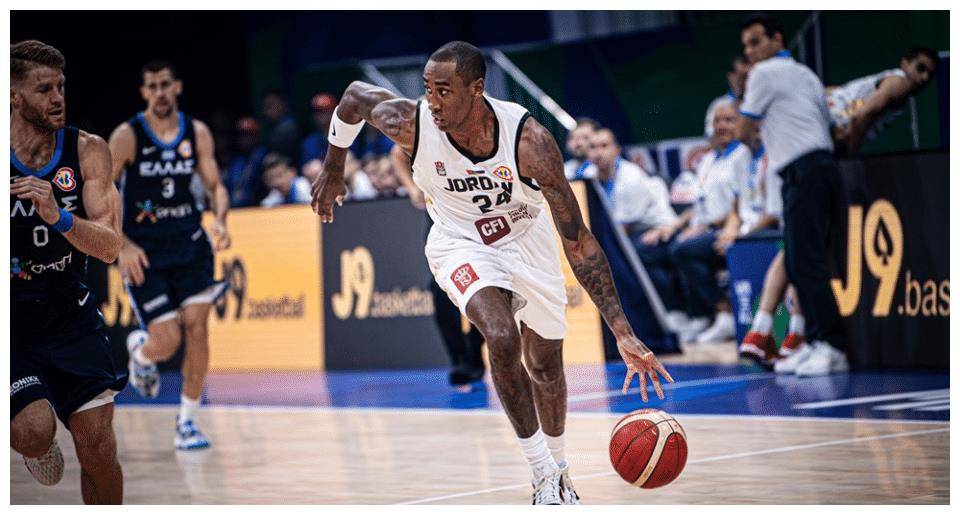 比赛一开始,乔丹就迅速进入状态,在归化球员霍利斯-杰弗森的带领下打