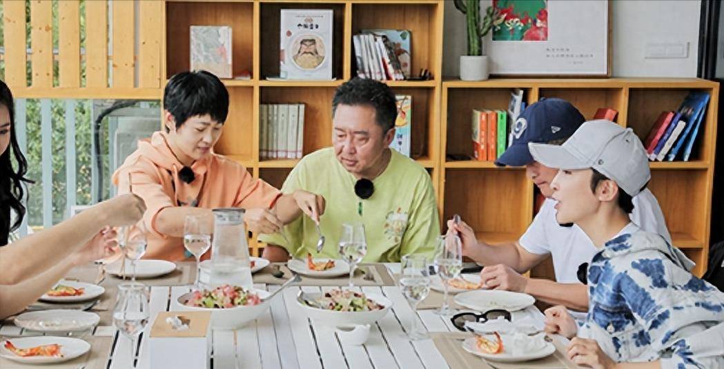吴京还拉着于谦,带着老婆一起上了综艺《幸福三重奏》,兄弟两人在