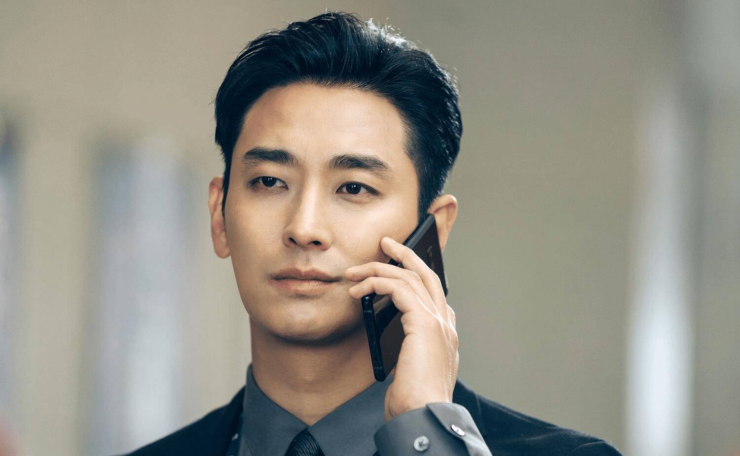 好在他在之前结识了很多的圈内好友,在他们的介绍下,朱智勋勉强接演