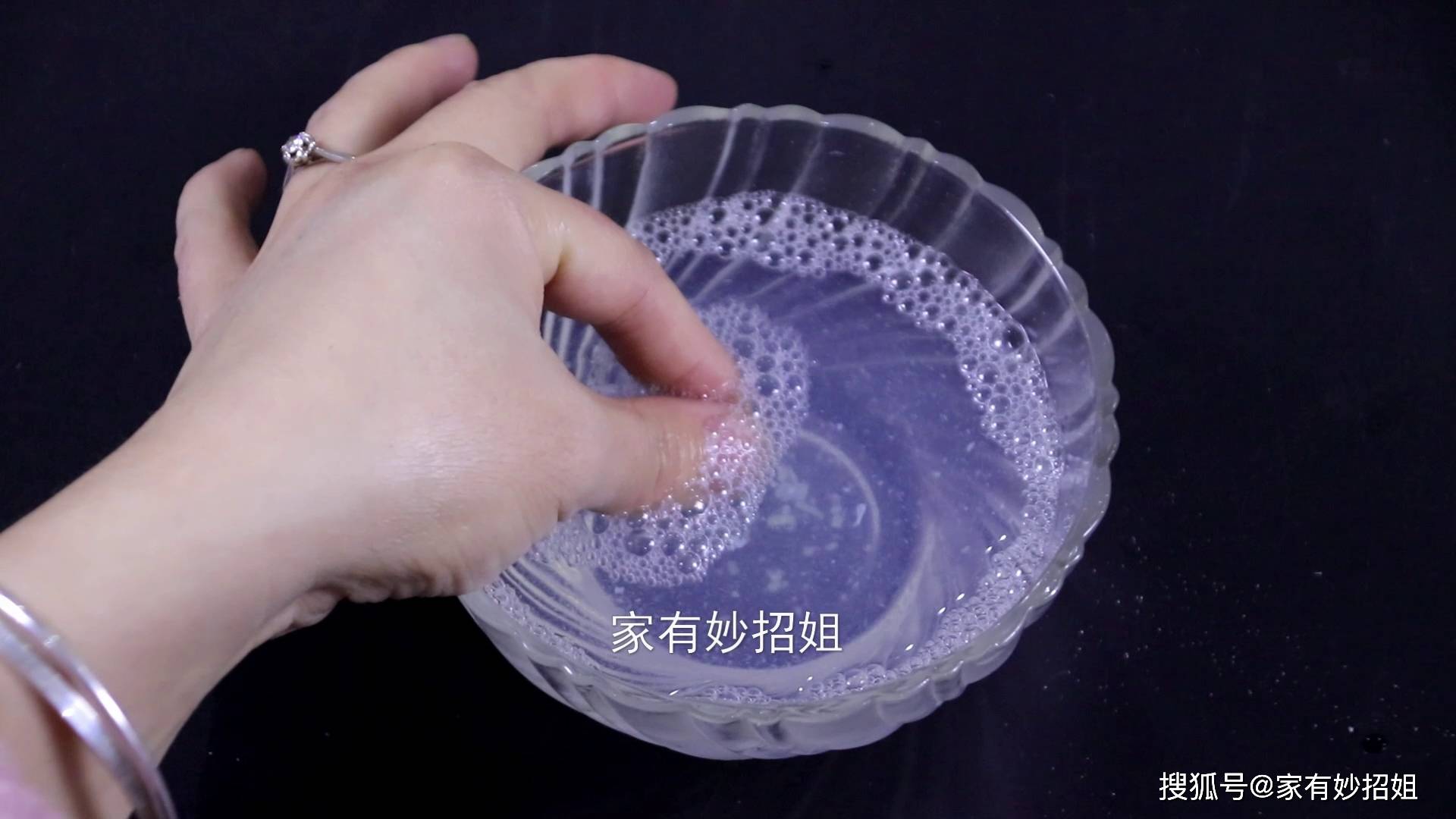 502胶水粘手分不开,教你一新招,胶水很快就溶解,方法简单实用_手指