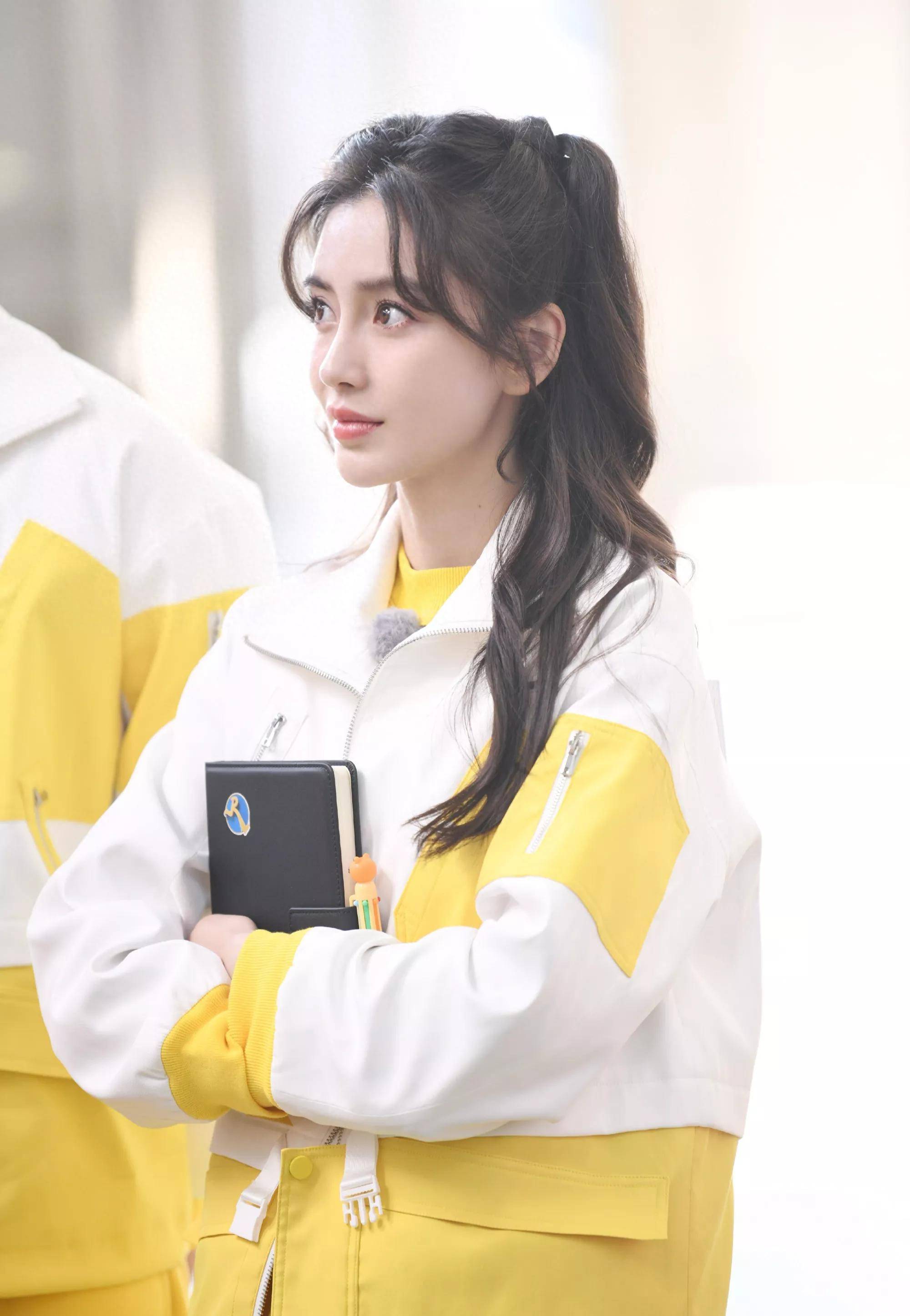 angelababy这也太好看了,一身黄色衣服像极了十八岁的样子_身材_黑色